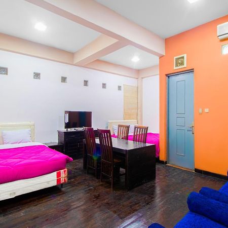 Tobana House Bintaro Hotel Jakarta Exterior photo